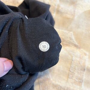 Lululemon sz 10 black capris - retail $88